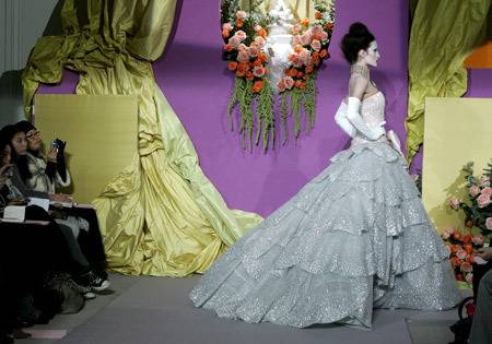 Диор показа романтична, чувствена и елегантна колекция по време на Седмицата на модата в Париж