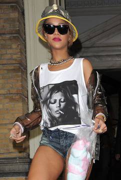 Funny: Celebs wearing celebrity T-shirts (17 Pics)