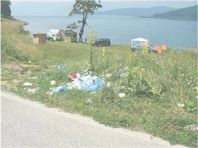 Туристи оставят тонове боклук край язовир “Батак”
