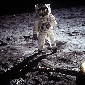 Нийл Армстронг и Едуин Олдрин стават първите хора, които стъпват на Луната по време на мисията на Аполо 11.