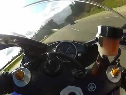 Моторист хвърчи с 300 км/ч по натоварена магистрала (видео)