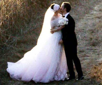 Ан Хатауей се омъжи с рокля на Valentino » Моден свят