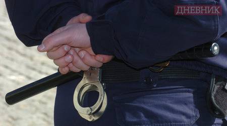 Задържани са трима полицаи за подкуп