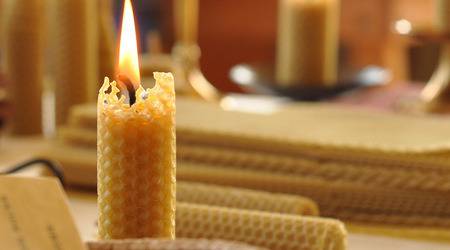 Да си сгънеш пламъче, или изкуството да правиш свещи с пчелен восък