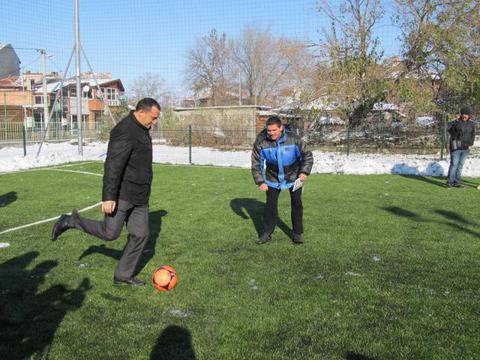 Кметове и съветници сефтосаха новото игрище в „Прослав” (снимки)