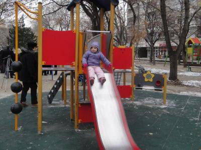 Невръстни малчугани лудуват при минусови температури на нова детска площадка в пловдивския квартал „Гагарин“