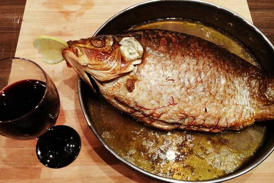 Пълнен шаран с орехи и канела