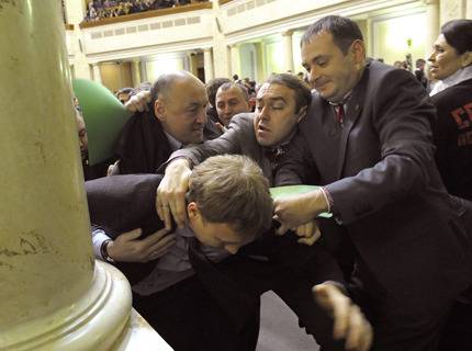 Бой в украинския парламент, а голи жени пред него