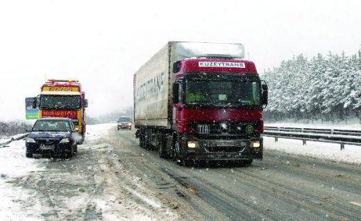Тирове с галоши блокират снегорините