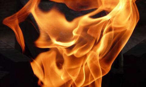 Взрив на газови бутилки уби мъж и рани жена му