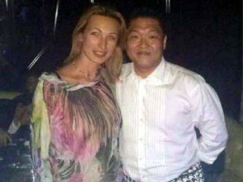 Мисис България друсна Gangnam style с PSY