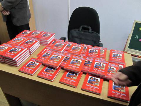 Раздават библии на директорите на училищата в „Северен“