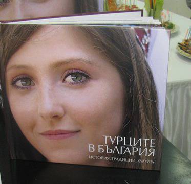 Зеленоока българска туркиня краси корица на книга