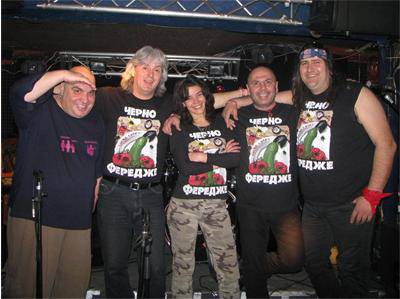 „Черно фередже“, което изпя „Къцамун“, забива блажен фолклор