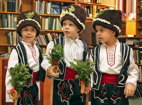 Коледарчета пеят на Райна Петрова, тя ги гощава с лакомства