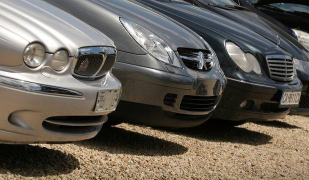 Бум в продажбите на стари коли за Коледа