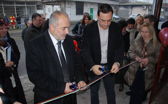 Младенов преряза лентата на обновения приют за бездомни хора в Бургас