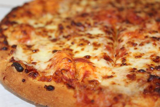 Пица с топено сирене