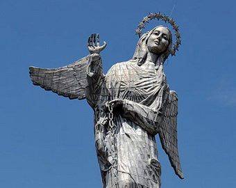 Дева Мария помогна на шофьор да се… паркира (снимки)