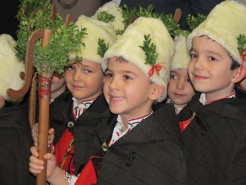 Коледарчета с калпачета сурвакаха райкмета Петров, той обеща площадка (снимки)