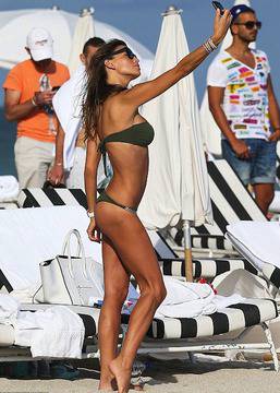 Гадже на покер играч се припича на плажа в Маями (снимки)