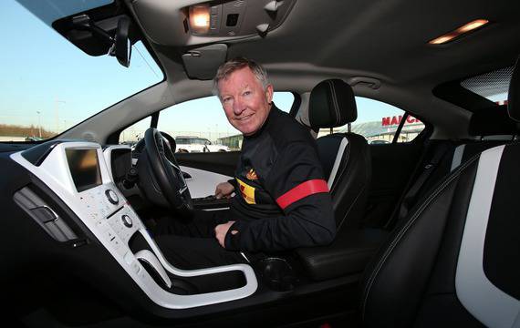 Сър Алекс подкара Chevrolet Volt