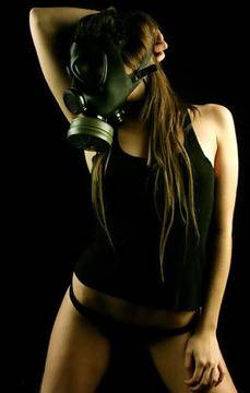 Готини мацки с… противогази