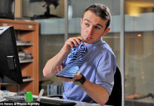 Вратовръзка за тайно пийване на алкохол и други питиета