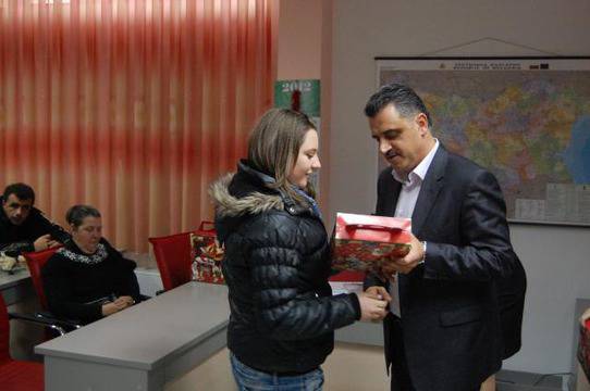 Коледни помощи и лакомства за децата от община Марица