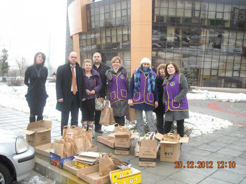 Дамски клуб сюрпризира самотни хора за Коледа