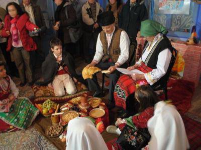 Възкресиха автентични обичаи за Коледа и Бъдни вечер в Асеновград