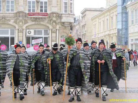 Обредното животно Бразая гони злите духове на площада в Русе /галерия/