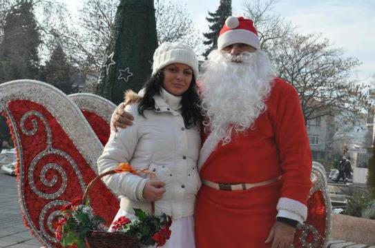 Къщурката на Дядо Коледа и Снежанка цъфна на главната (снимки)
