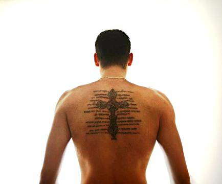 Национал си татуира огромен кръст за Коледа