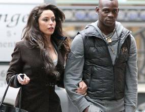 Балотели дава на съд майката на детето си