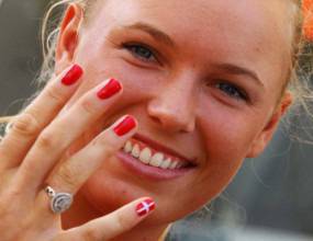 Каролин с годежен пръстен?