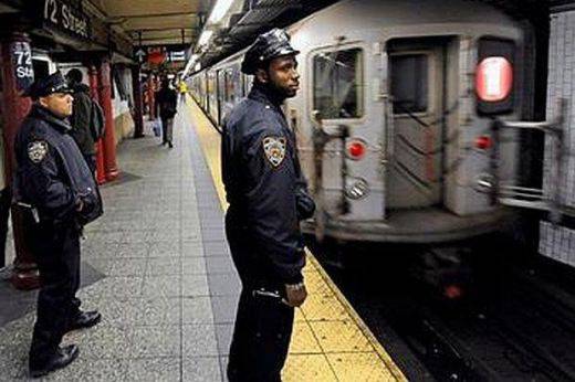 Ужас! Жена блъснала мъж под метрото в Ню Йорк