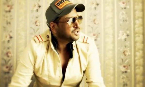 Видео премиера: Нещо мръсно на Азис (18+)