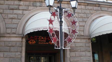 Част от коледната украса на ЦУМ