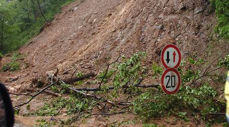 Свлачище стесни пътя от Устово към село Бостина в Смолянско