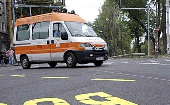 Скална маса падна върху автомобил, рани 27-годишен мъж