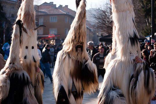Пламнаха костюмите на трима кукери в Петрич