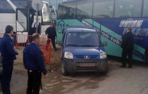 Автобуси препълниха в час пик паркинга на стадион „Васил Левски“