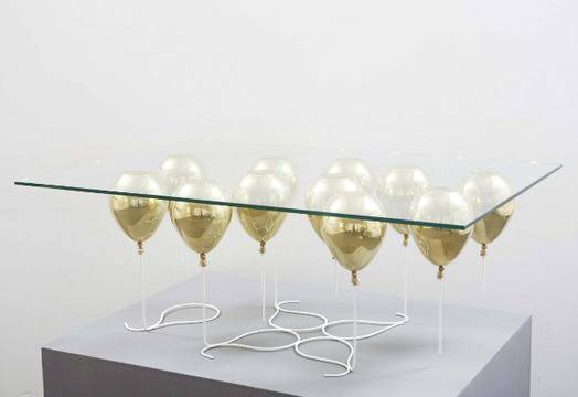 Летяща маса със златни балони