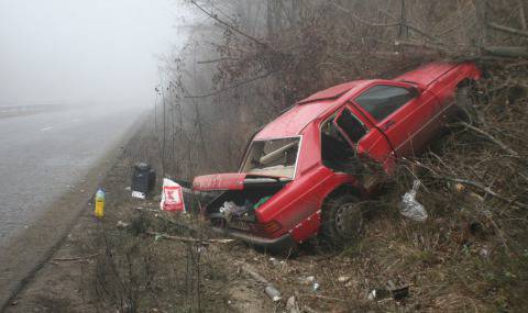 Кола изхвърча от пътя (Снимки)