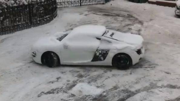 ВИДЕО: Тийнейджър чисти сняг с Audi R8
