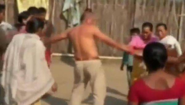 Индийки съблякоха и набиха политик