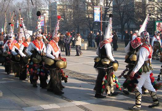 Зимни традиционни игри и обичаи с маски в България