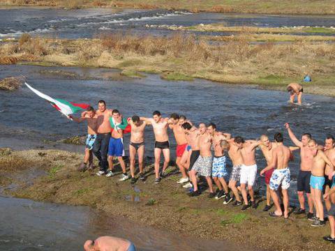 50 смелчаци се пробваха за кръста, 30-годишният Радо го хвана (снимки)