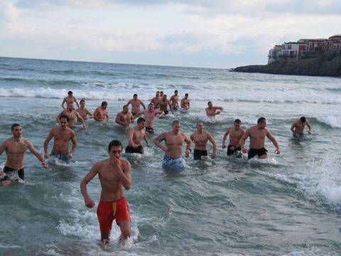 Созополски футболисти дублираха при спасяването на Светия кръст
